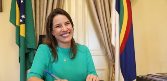 Governadora Raquel Lyra entrega 10 novas ambulâncias com suporte de UTI móvel para renovar frota de hospitais da Rede Estadual