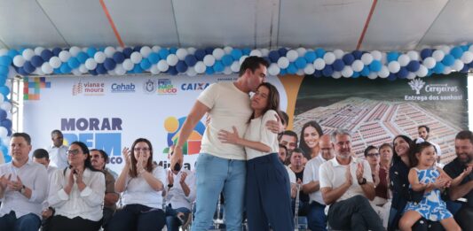 Ao lado da governadora Raquel Lyra, Rodrigo Pinheiro celebra a entrega de 500 moradias populares em Caruaru