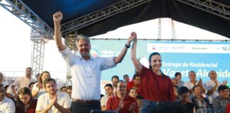 Fernando Monteiro articula retomada de obra e participa da entrega de 902 casas em Serra Talhada