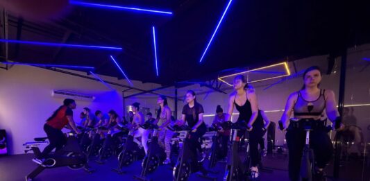 Spinning: treino intenso, motivador e de baixo impacto que acelera a queima calórica e fortalece o corpo