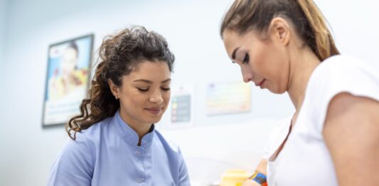 Laboratório Mais Exames alerta para a Importância dos principais exames do Check-up Feminino, em Caruaru