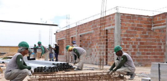 Setores de Serviços e Construção Civil impulsionam geração de empregos em Pernambuco em fevereiro de 2026
