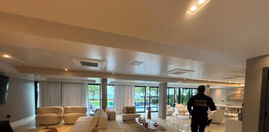 Polícia Federal faz operação e investiga suspeita de corrupção e fraude em licitação da Prefeitura do Recife