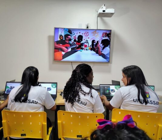 Iniciativa oferta 100 bolsas de graduação EAD gratuitas para pessoas com TEA e mães de crianças autistas