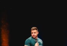 Humorista Flávio Andradde traz seu novo show, Como Sobreviver à Própria Família?, em agosto no Teatro Guararapes