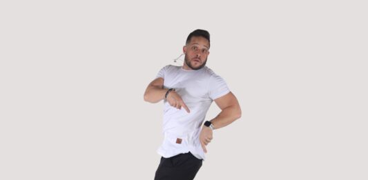 Humorista Flávio Andradde lança novo show completo, Que Rolê foi esse?!, no youtube